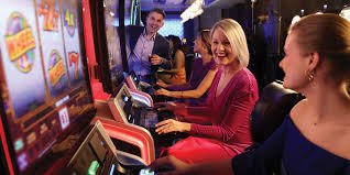 Studio live-dealer Three Card Poker di platform tunas 4d dengan dealer profesional dan kartu terang